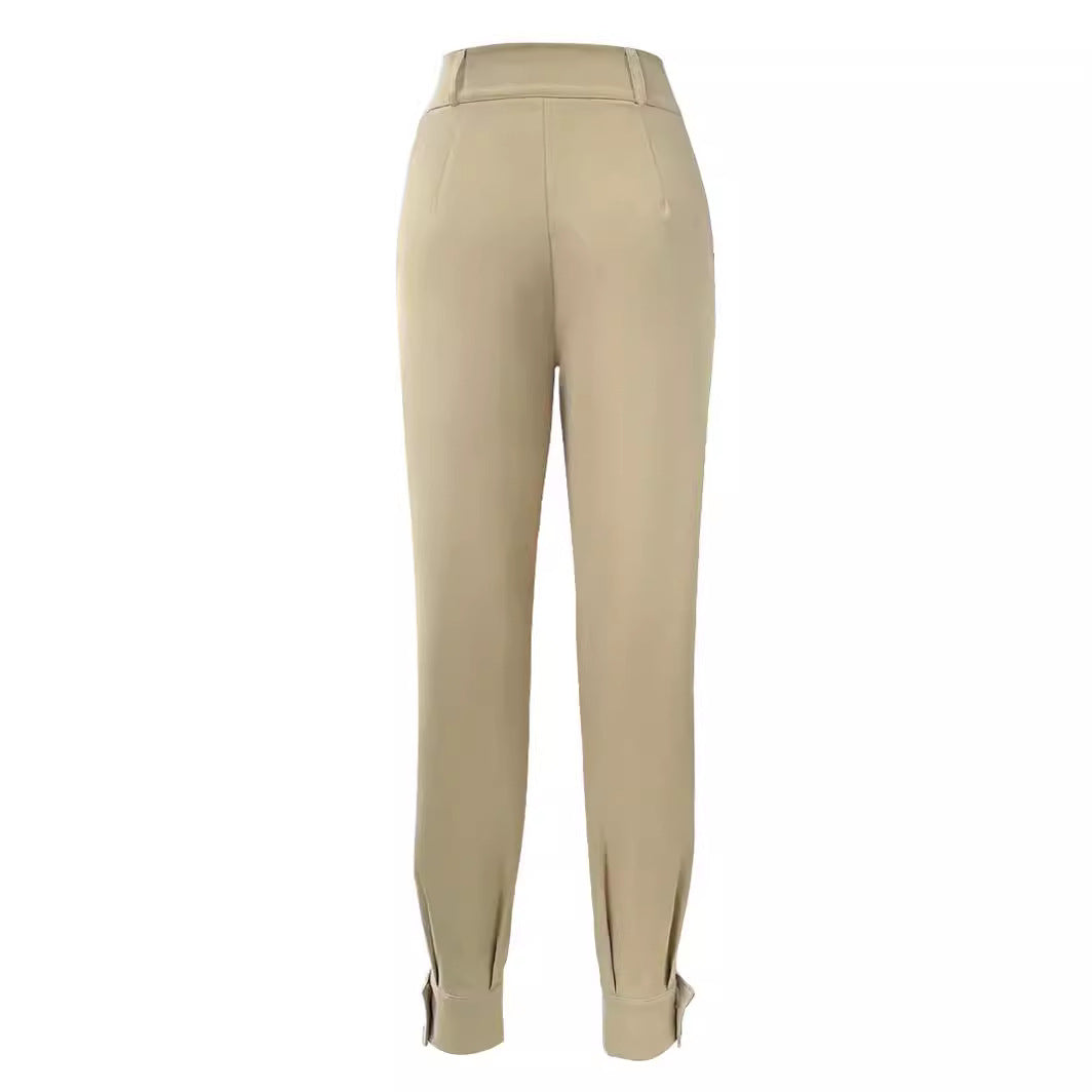 Chic and comfortable women's solid colour trousers for travel